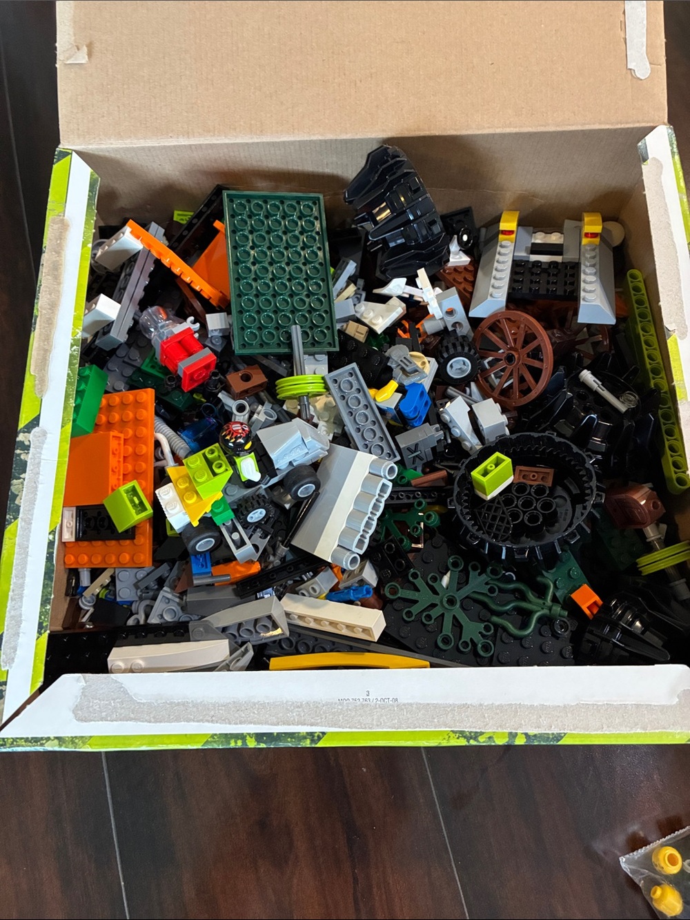 Assorted miscellaneous Lego pieces from various sets - Picture 2 of 10